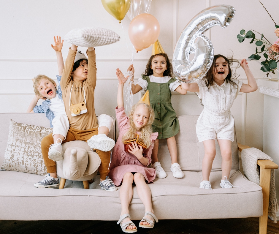 Kinderen op een feestje in de zetel al juichend voor verjaardag
