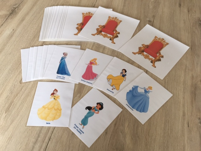 kaarten met tronen en prinsessen